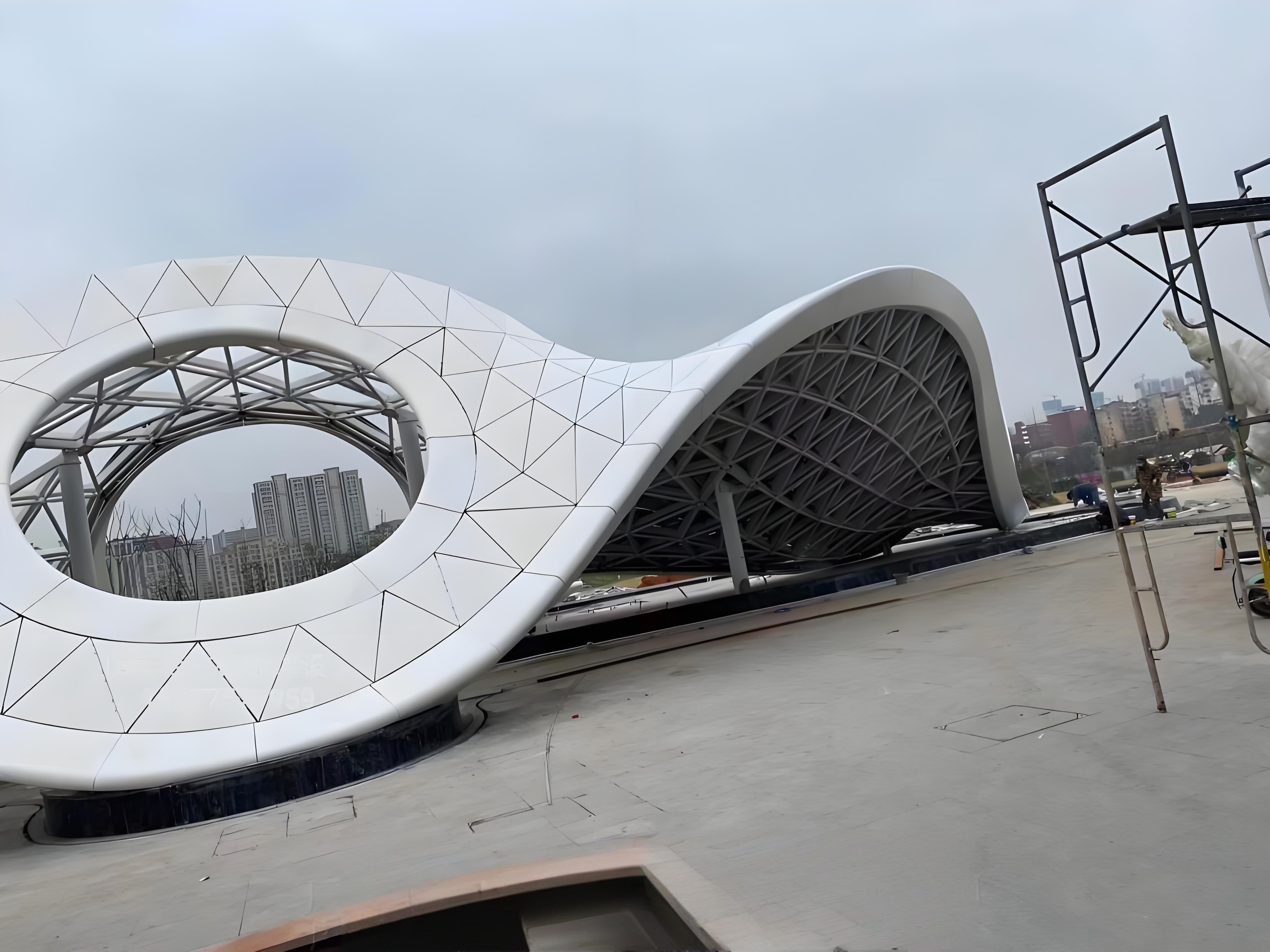 Vietos formavimo technologijos koncepcija išlenktų aliuminio plokščių